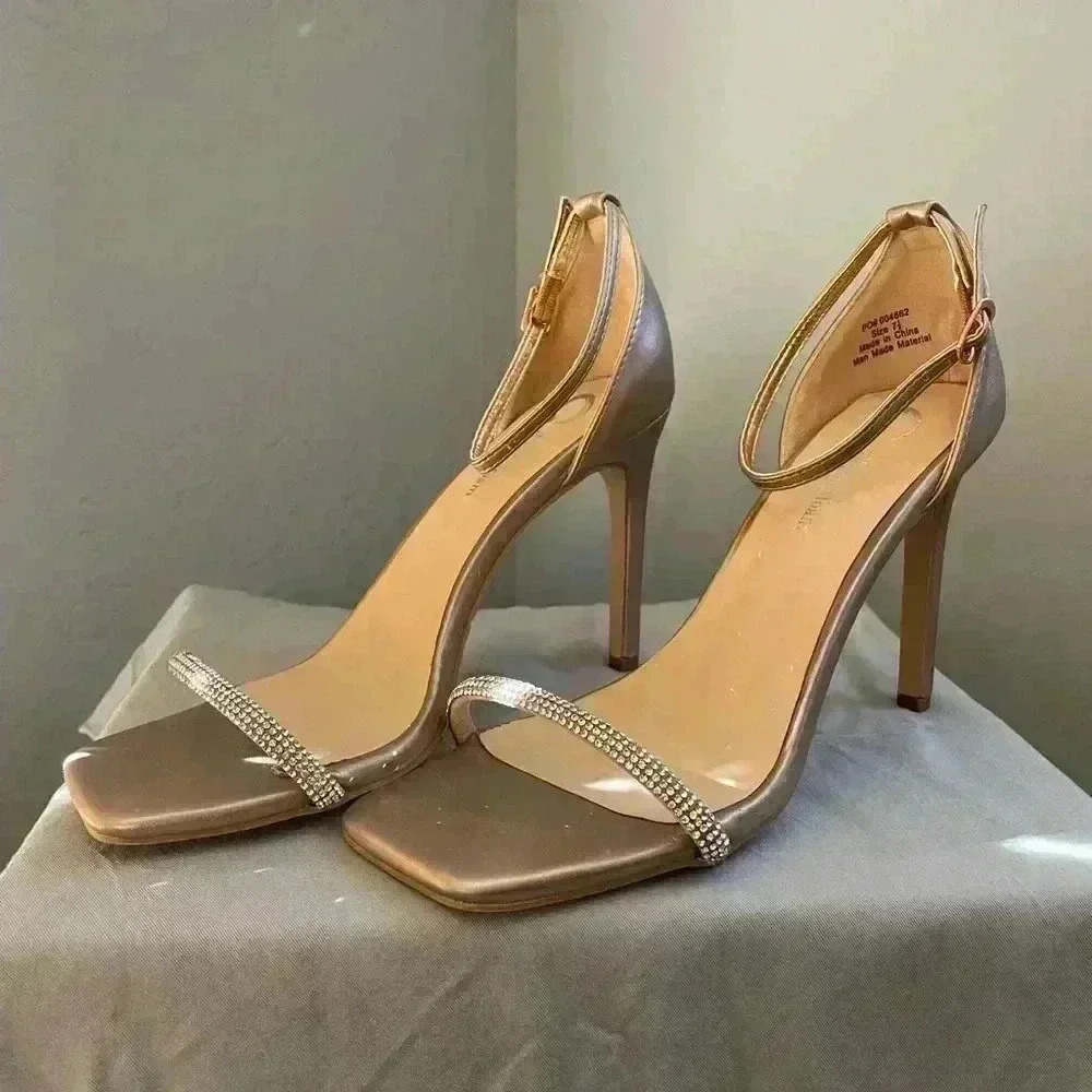 Journee Collection Zoya Sandal, size 7.5